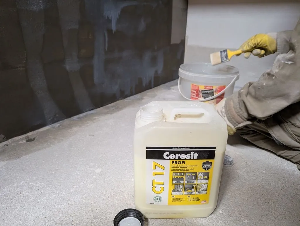 We first applied a coat of primer to all waterproofed surfaces to ensure a better bond of the waterproofing compound.