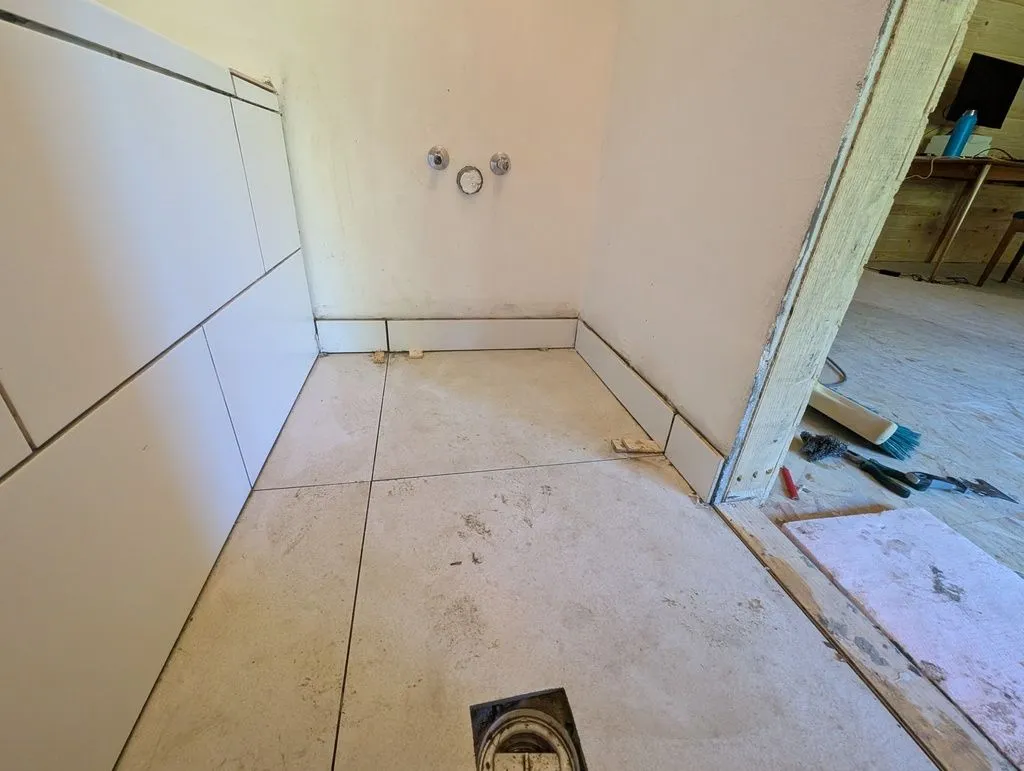 The skirting/baseboard tile complete.