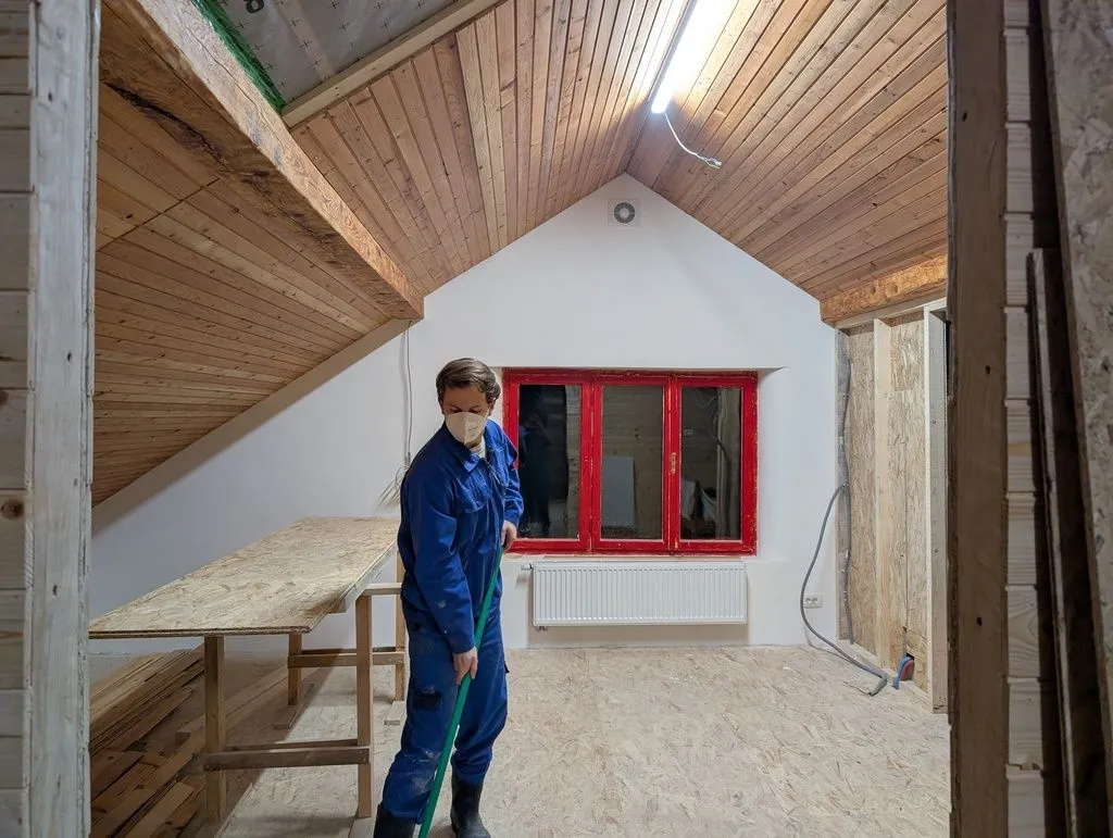 Almost done! Martin is sweeping away sawdust and residual construction waste before wrapping up for the day.