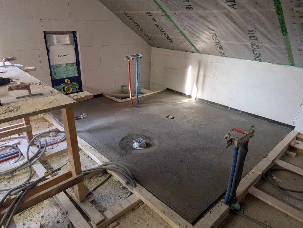 All done! The completed screed floor. We will later pour self-leveling compound over the screed and then tile the floor.