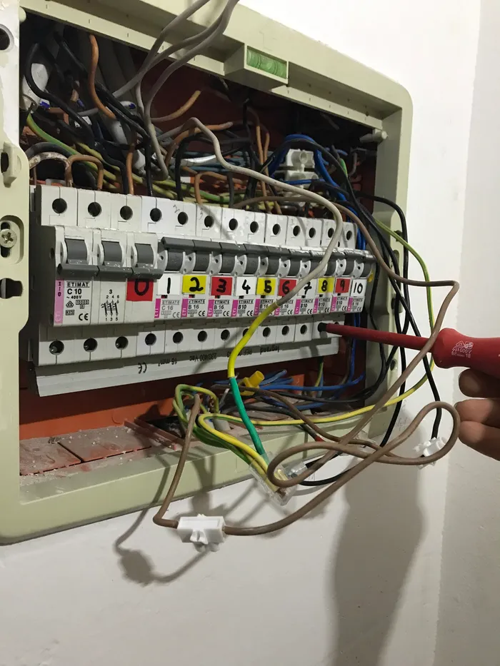 Removing the old live busbar with an insulated screwdriver