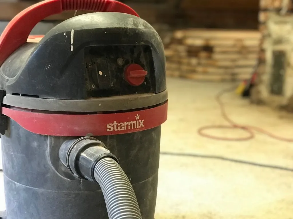 The StarMix shopvac used to clean the floor.